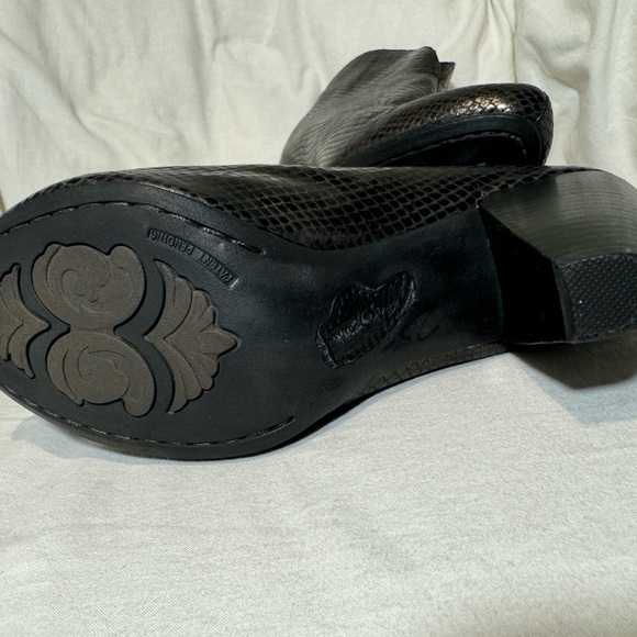 Born 👑 Crown back zip Heels - Picture 3 of 12